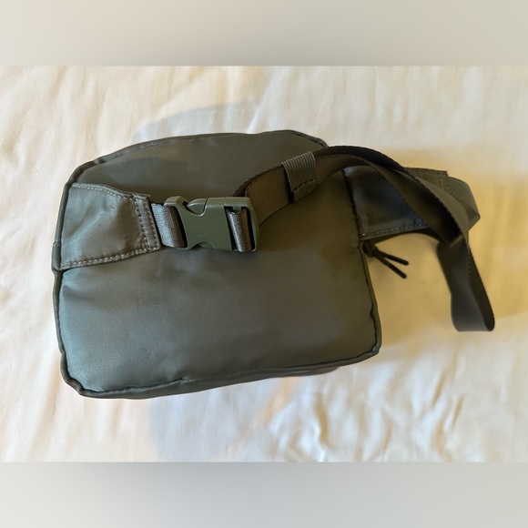 BearPaw Green Belt Bag - Picture 10 of 10